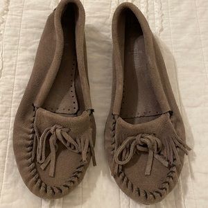 Minnetonka gray suede fringe moccasins 8.5 women’s - New Condition